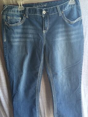 Maurices Women's Blue Denim Capri Jeans 15/16 Dark Wash Embroidered